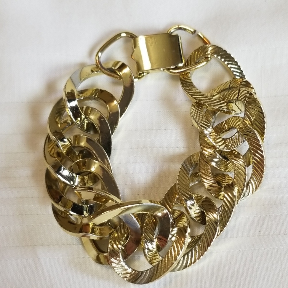 Signed Lisner Large Gold Tone Link Bracelet
